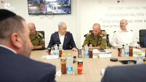 Netanyahu durante su visita al Comando del Frente Interno. 