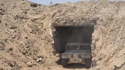 La documentación gráfica muestra que los vehículos pueden desplazarse en el túnel. 