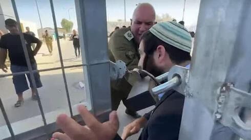 El parlamentario Zvi Sukkot irrumpe en una base militar. 