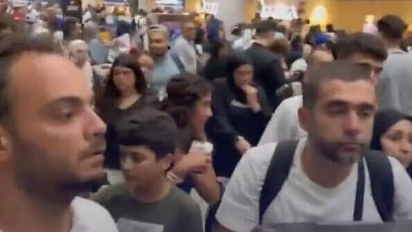 El Aeropuerto de Beirut, abarrotado de pasajeros que buscan salir del Líbano. 