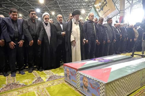 Khamenei reza ante los ataúdes de Haniyeh y su guardaespaldas. 