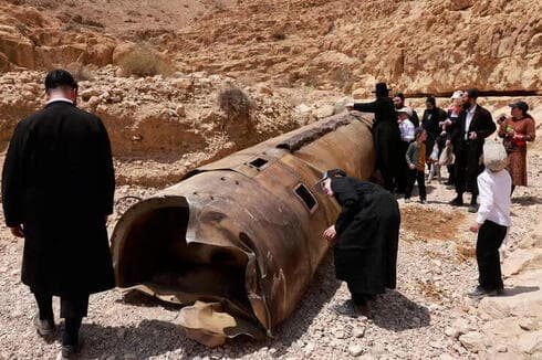 Parte de un misil iraní interceptado en el Negev en el bombardeo de abril. 