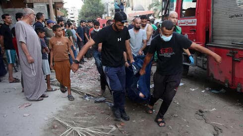 Retiro de cuerpos y heridos en la escuela de Gaza. 