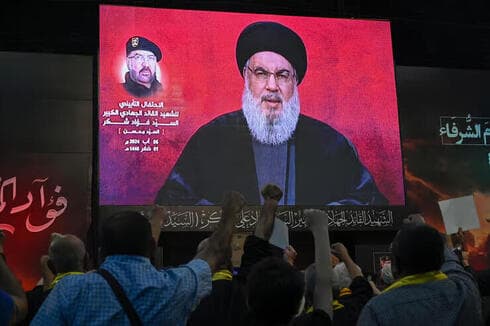 Libaneses de Hezbolá escuchan el discurso de Hassan Nasrallah. 