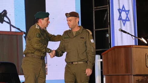 El general de división Haliwa saluda al general de división Binder, flamente jefe de Inteligencia Militar. (Yariv Katz) El general de división Haliwa saluda al general de división Binder, flamente jefe de Inteligencia Militar.