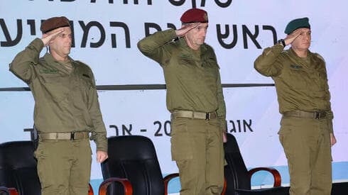 El jefe de las FDI, Herzi Halevi, flanqueado por los generales de división Binder y Haliwa. (Yariv Katz) El jefe de las FDI, Herzi Halevi, flanqueado por los generales de división Binder y Haliwa.