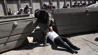 La protesta ultraortodoxa frente a la oficina de reclutamiento en Jerusalén, ayer. 