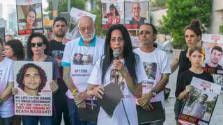 Einav Tsengawker lee el comunicado de los familiares. 