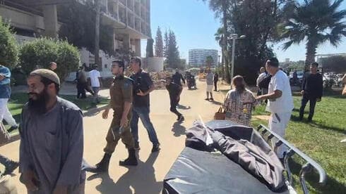 La familia del rehén rescatado llega al hospital. 