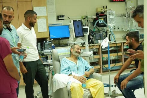 El rehén rescatado, con su familia en el hospital. 
