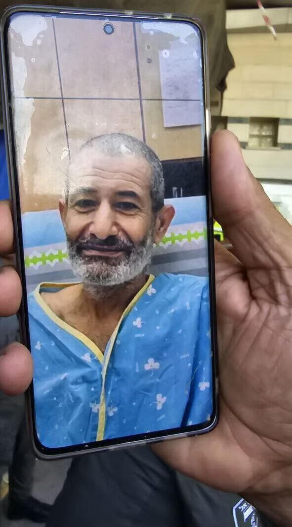 La primera foto del rehén rescatado se viralizó a través de una imagen capturada en un teléfono celular. (Meir Even Haim) La primera foto del rehén rescatado se viralizó a través de una imagen capturada en un teléfono celular.