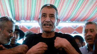 Farkhan al-Qadi llega a la carpa preparada para recibirlo a él y a los visitantes. 