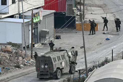Soldados israelíes apuntan a un objetivo en las calles de Cisjordania. 