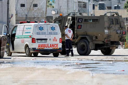 Ambulancia palestina es inspeccionada camino al hospital. 