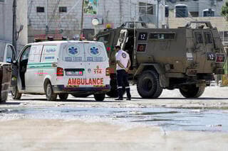 Ambulancia palestina es inspeccionada camino al hospital. 