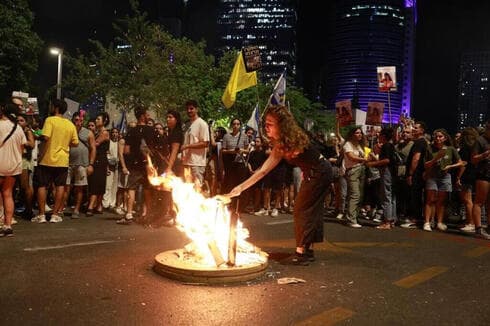 Manifestantes encendieron hogueras para protestar y exigir el pronto regreso de los rehenes cautivos de Hamás. (Dana Koppel) Manifestantes encendieron hogueras para protestar y exigir el pronto regreso de los rehenes cautivos de Hamás.