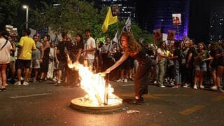 Manifestantes encendieron hogueras para protestar y exigir el pronto regreso de los rehenes cautivos de Hamás. 