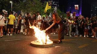 Manifestantes encendieron hogueras para protestar y exigir el pronto regreso de los rehenes cautivos de Hamás. 