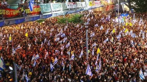 Protesta contra el gobierno y a favor del pronto regreso de los rehenes vía un acuerdo. (Dana Koppel) Protesta contra el gobierno y a favor del pronto regreso de los rehenes vía un acuerdo.