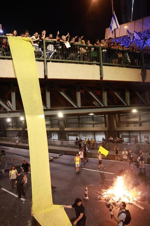 Puentes y carreteras fueron tomados por los manifestantes. 