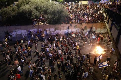 Los israelíes salieron a las calles a pesar de que la policía declaró ilegal la protesta. (Roy Rubinstein) Los israelíes salieron a las calles a pesar de que la policía declaró ilegal la protesta.