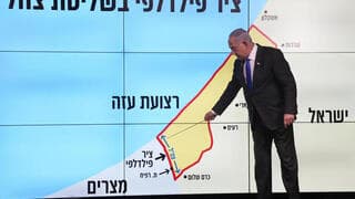 Con un mapa, y tras las duras críticas luego del asesinato de seis rehenes, Netanyahu trata de convencer a los israelíes. 