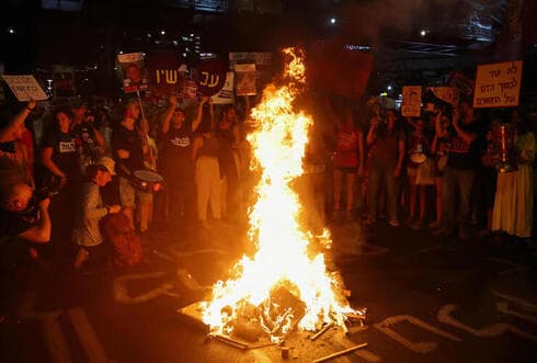 Hoguera encendida por los manifestantes en Tel Aviv. 