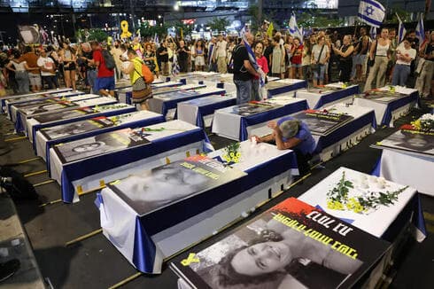 Ataúdes como forma de protesta en Plaza Habima, este jueves 5 de septiembre. (Oz Moalem) Protesta en Plaza Habima, este jueves 5 de septiembre.