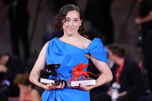 Sarah Friedland posa con el premio a Mejor Directora y el Premio León del Futuro Luigi de Laurentis por "Familiar", durante el 81º Festival Internacional de Cine de Venecia. (Andreas Rentz/Getty Images) Sarah Friedland posa con el premio a Mejor Directora y el Premio León del Futuro Luigi de Laurentis por "Familiar", durante el 81º Festival Internacional de Cine de Venecia.
