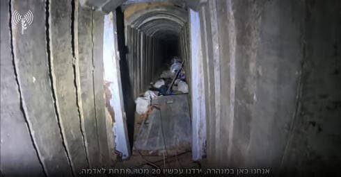 Así es cómo se veía parte del túnel donde fueron encontrados los cuerpos de seis rehenes. (FDI) Ropa y otros elementos encontrados en el túnel donde fueron asesinados seis rehenes israelies.