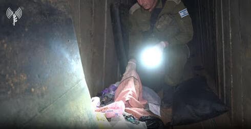 Ropa y otros elementos encontrados en el túnel donde fueron asesinados seis rehenes israelies. 