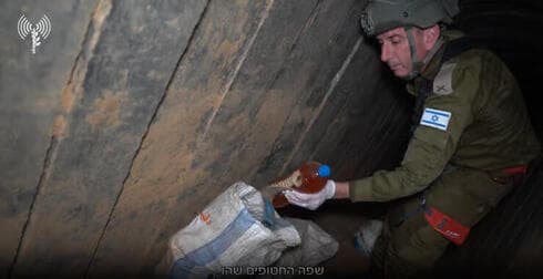 Ropa y otros elementos encontrados en el túnel donde fueron asesinados seis rehenes israelies. 