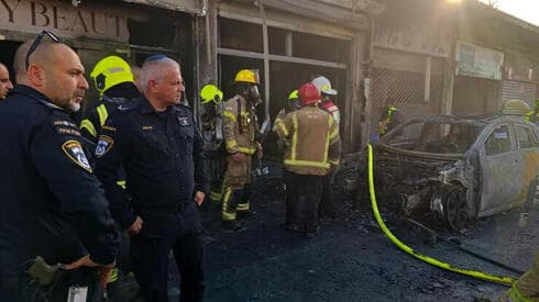Los bomberos intentaron extinguir las llamas desatadas tras la explosión. (Policía de Israel) Los bomberos intentaron extinguir las llamas desatadas tras la explosión.