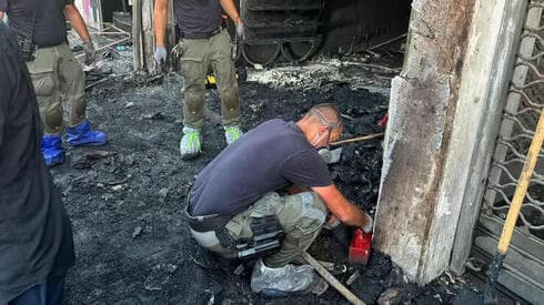 Tras la evacuación de los heridos se procedió a la inspección del lugar donde ocurrió la explosión. (Meir Turgeman) Tras la evacuación de los heridos se procedió a la inspección del lugar donde ocurrió el atentado.