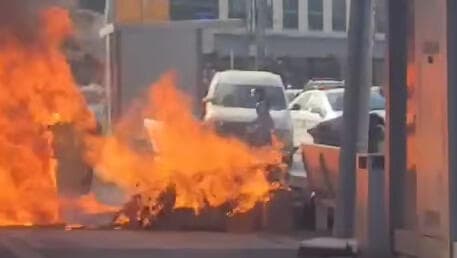 Las llamas tras la explosión del automóvil. 