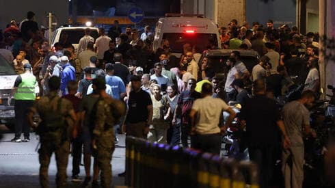 Una multitud se agolpa en las puertas de un hospital de Beirut, capital del Líbano. 