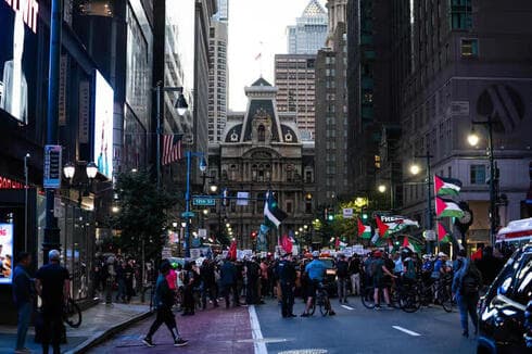 Manifestantes propalestinos en Pensilvania, ante del debate presidencial. 