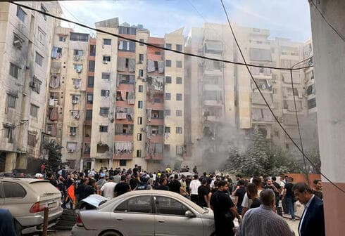 Residentes de Dahiya, reunidos en el lugar de la explosión. 