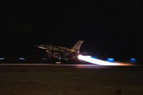 Despegue de un avión de la Fuerza Aérea israelí para una excursión nocturna. 