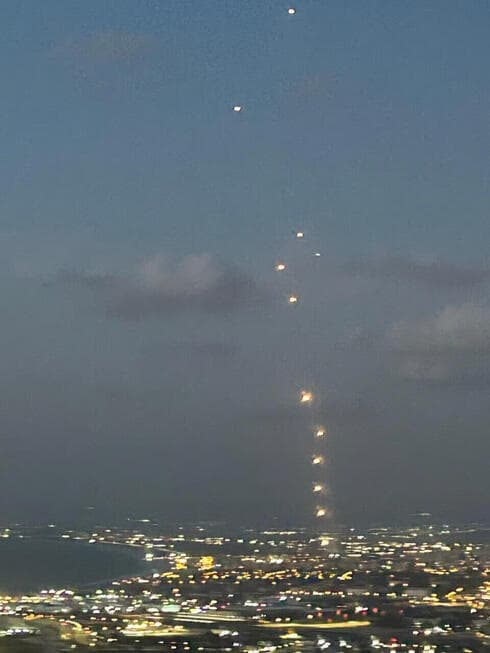 Las defensas aéreas interceptan cohetes de Hezbolá sobre la bahía de Haifa. (Carmit Ben Simon) Las defensas aéreas interceptan cohetes de Hezbolá sobre la bahía de Haifa.