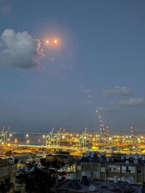Las defensas aéreas interceptan cohetes de Hezbolá sobre la bahía de Haifa. (Shalom Shaiovich) Las defensas aéreas interceptan cohetes de Hezbolá sobre la bahía de Haifa.