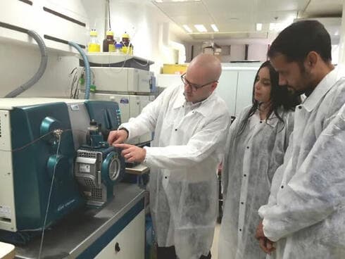 El profesor Haitam Amal en el laboratorio. 