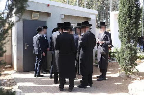 Jóvenes ultraortodoxos en una oficina de reclutamiento militar. 