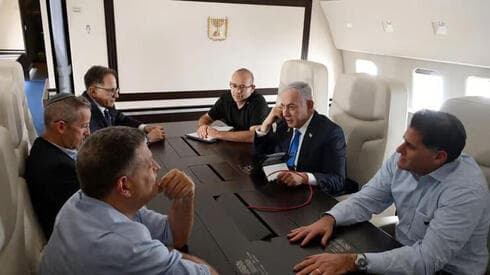 Netanyahu en el avión rumbo a Nueva York. 