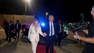 Netanyahu y su esposa Sarah antes de partir hacia Estados Unidos. 