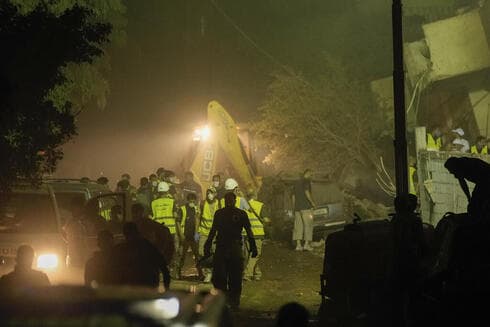 Fuerzas de rescate en el lugar del atentado en Dahiya. 