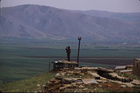 Un soldado de las FDI en uno de los puestos de la zona de seguridad. (Foto de archivo: David Rubinger) Un soldado de las FDI en uno de los puestos de la zona de seguridad.