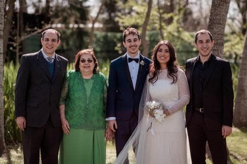 Elisa Cohen de Chervonagura en un momento feliz junto a su familia. 
