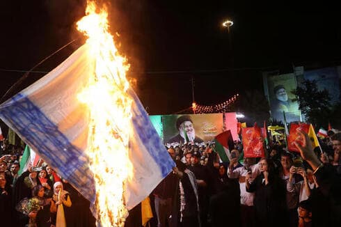 Quema de la bandera de Israel en Teherán tras el ataque iraní. 