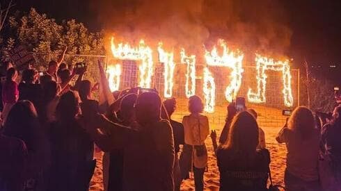 Los familiares prendieron fuego un cártel con la palabra esperanza